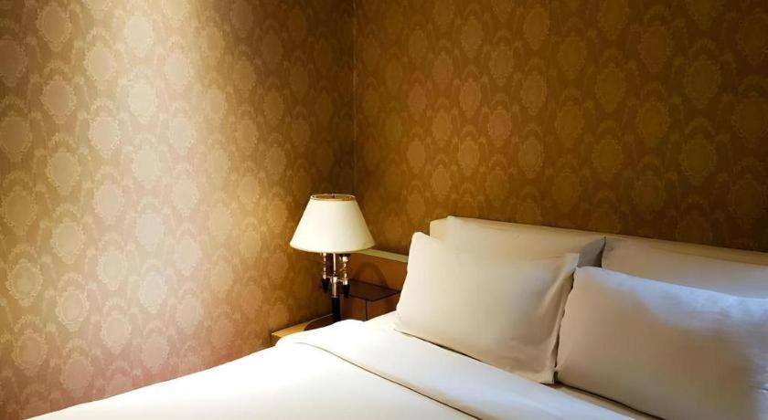 The White Hotel 8A Thai Van Lung Хошимин Экстерьер фото