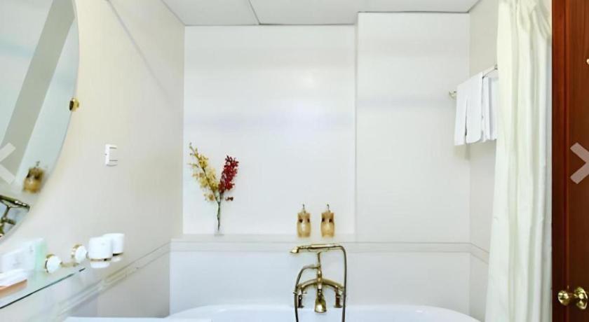 The White Hotel 8A Thai Van Lung Хошимин Экстерьер фото
