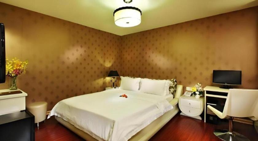 The White Hotel 8A Thai Van Lung Хошимин Экстерьер фото